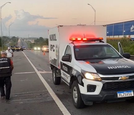 Jovens morrem após serem atropelados por carro enquanto voltavam de balada